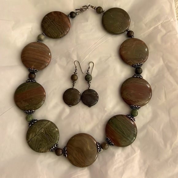 Stunning BCBG Stone Choker Necklace with Matching Dangle Earrings! 🤩🛍️💕 - Picture 3 of 6